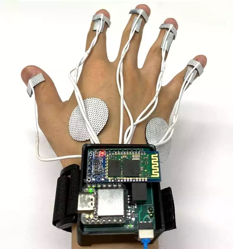 智能“手套”可增强虚拟现实触觉