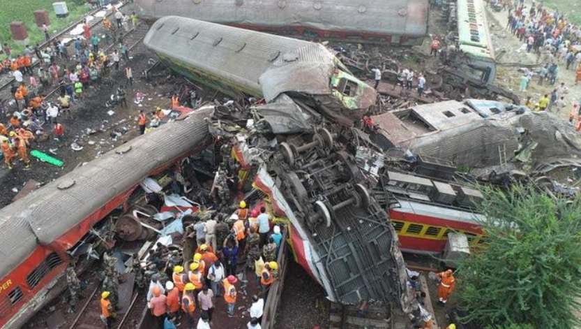 印度奥里萨邦列车相撞事故已致至少207人死亡、900人受伤！